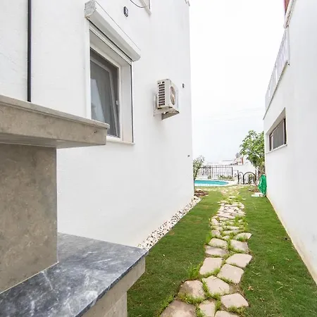 Отель Summer Private With Garden And Private Pool, Within Walking Distance To The Sea In Gumusluk *