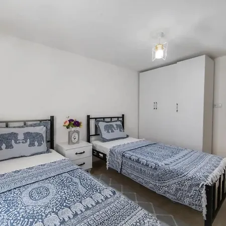 Отель Summer Private With Garden And Private Pool, Within Walking Distance To The Sea In Gumusluk